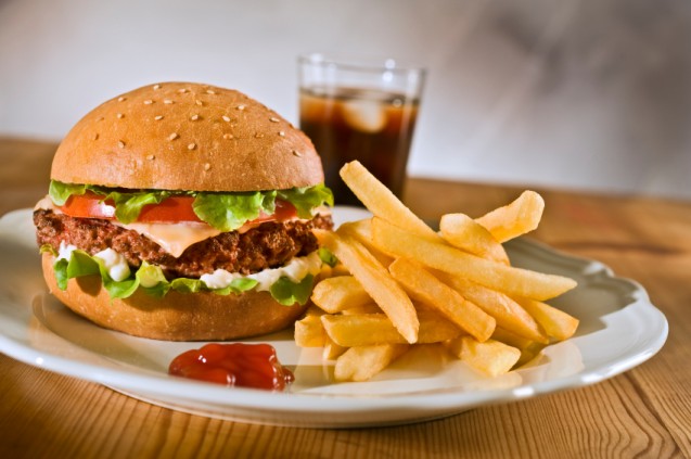 Hindari konsumsi makanan instan jika ingin perut rata!