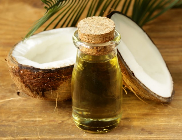 Cara membuat rambut berkilau dengan minyak kelapa