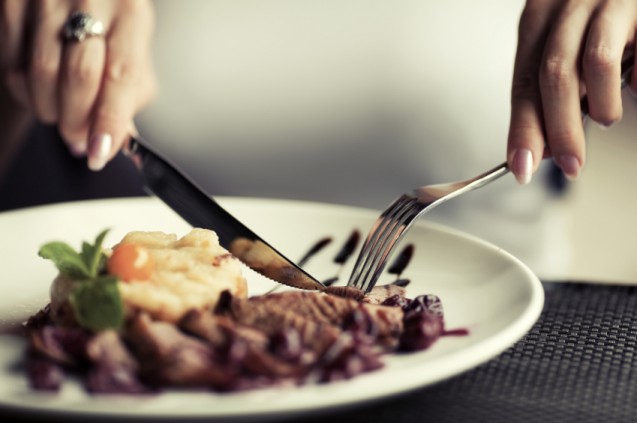 Makan di pesta