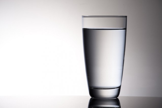 Minum segelas air