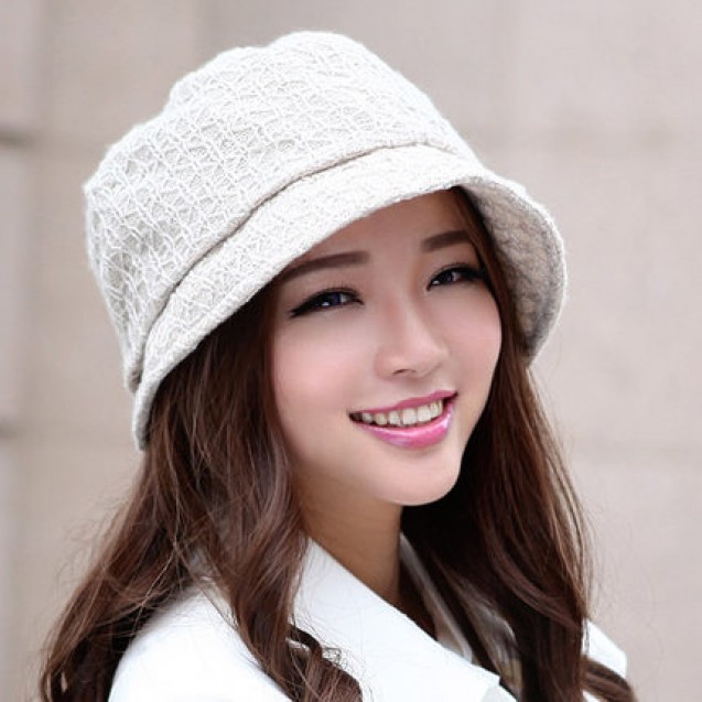 Menutup rambut dengan topi