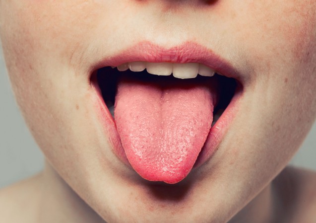 Menjilati bibir