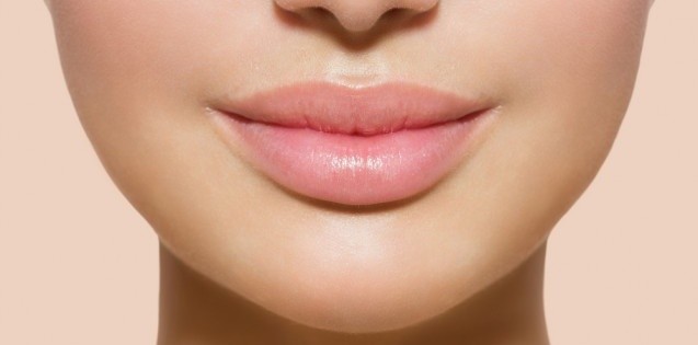 Cara alami memerahkan bibir dan melembutkannya