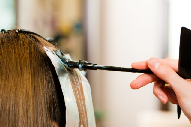 Cara merawat rambut yang salah #3: Terlalu banyak menggunakan bahan kimia