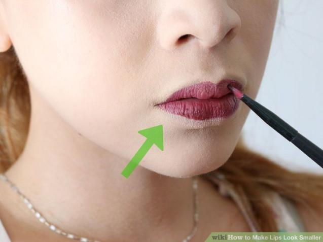 Memakai lipstik