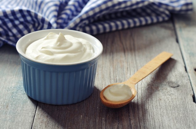 Cara mengatasi rambut bercabang dengan campuran yogurt, madu dan lemon